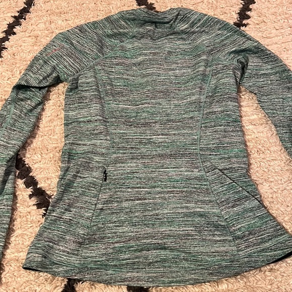Lululemon long sleeve shirt size 10 - Picture 5 of 5